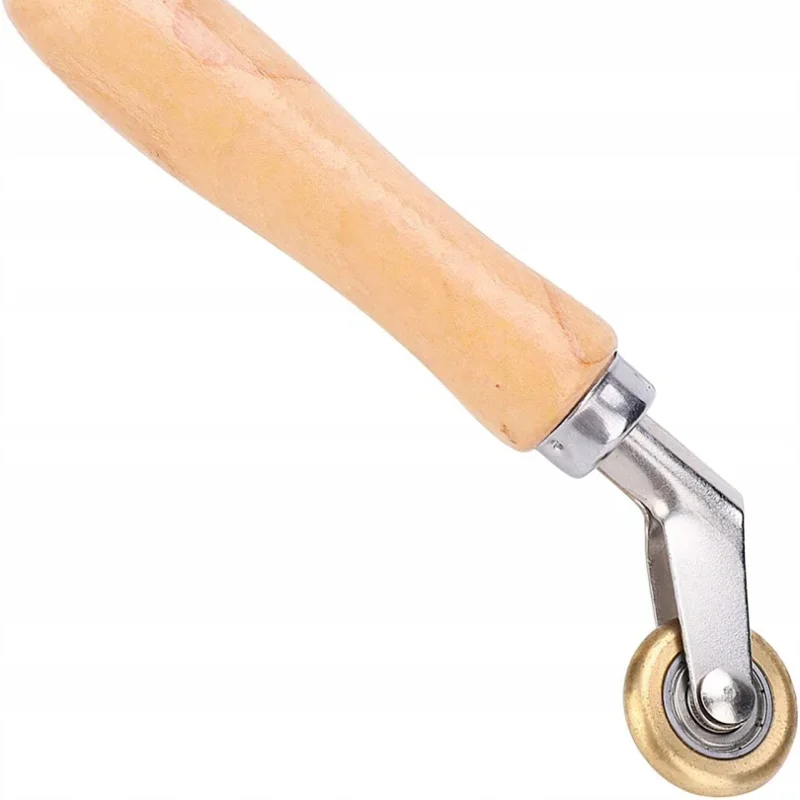 Rolă presoare cu mâner din lemn și rolă metalică pentru aplicarea tapetului, foliilor și membranelor.